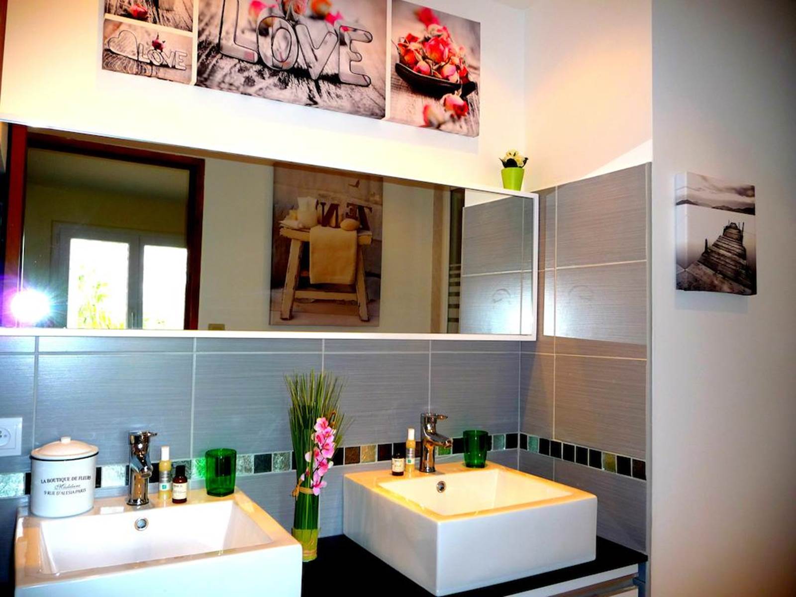 Deuxième salle de bain privative à l'extérieur de la chambre, 2 vasques, une grande cabine de douches, articles de toilettes, sèche serviettes, sèche cheveux.