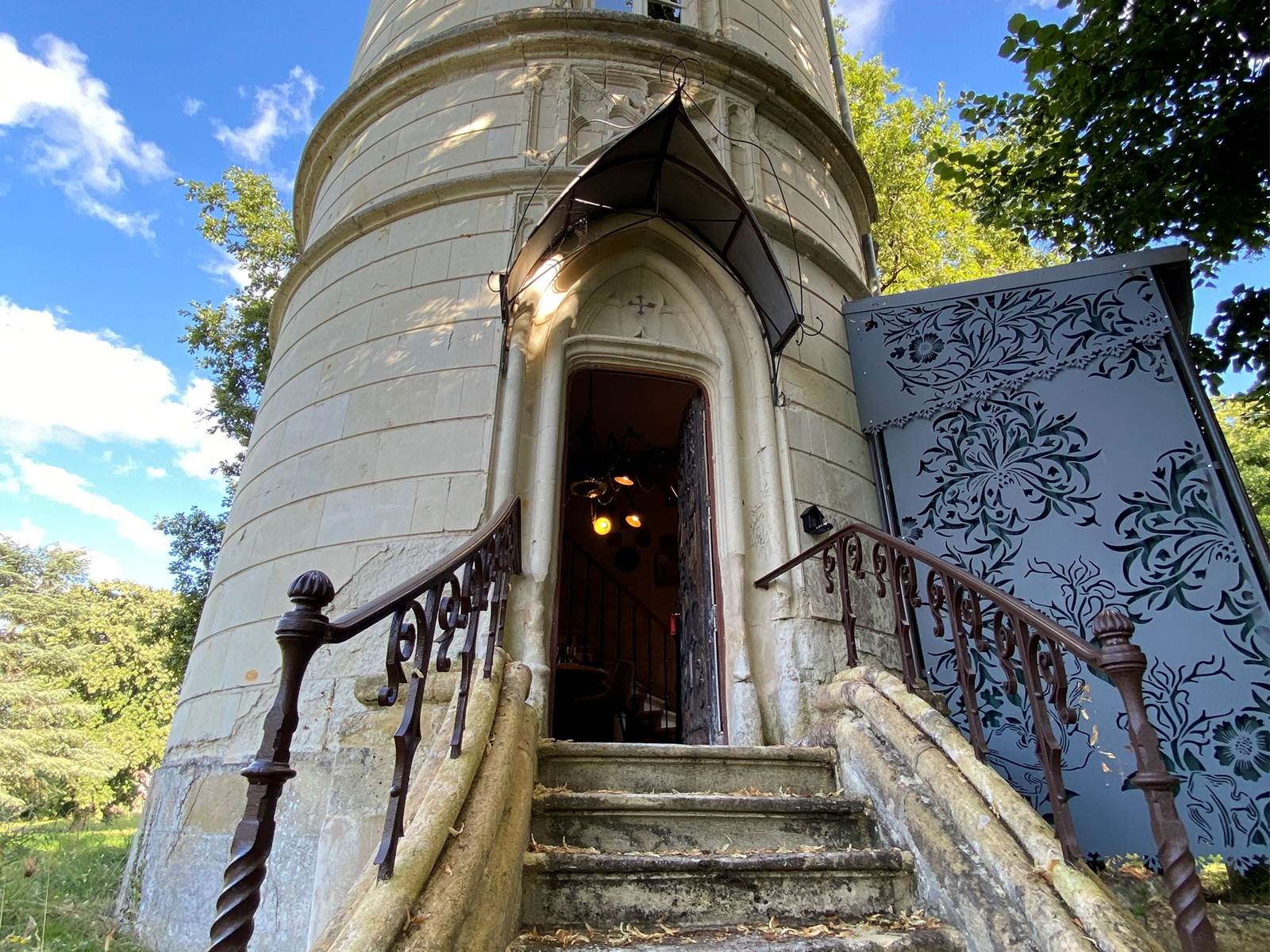 la-tour-des-touches-gite-savonnieres-escalier-entree