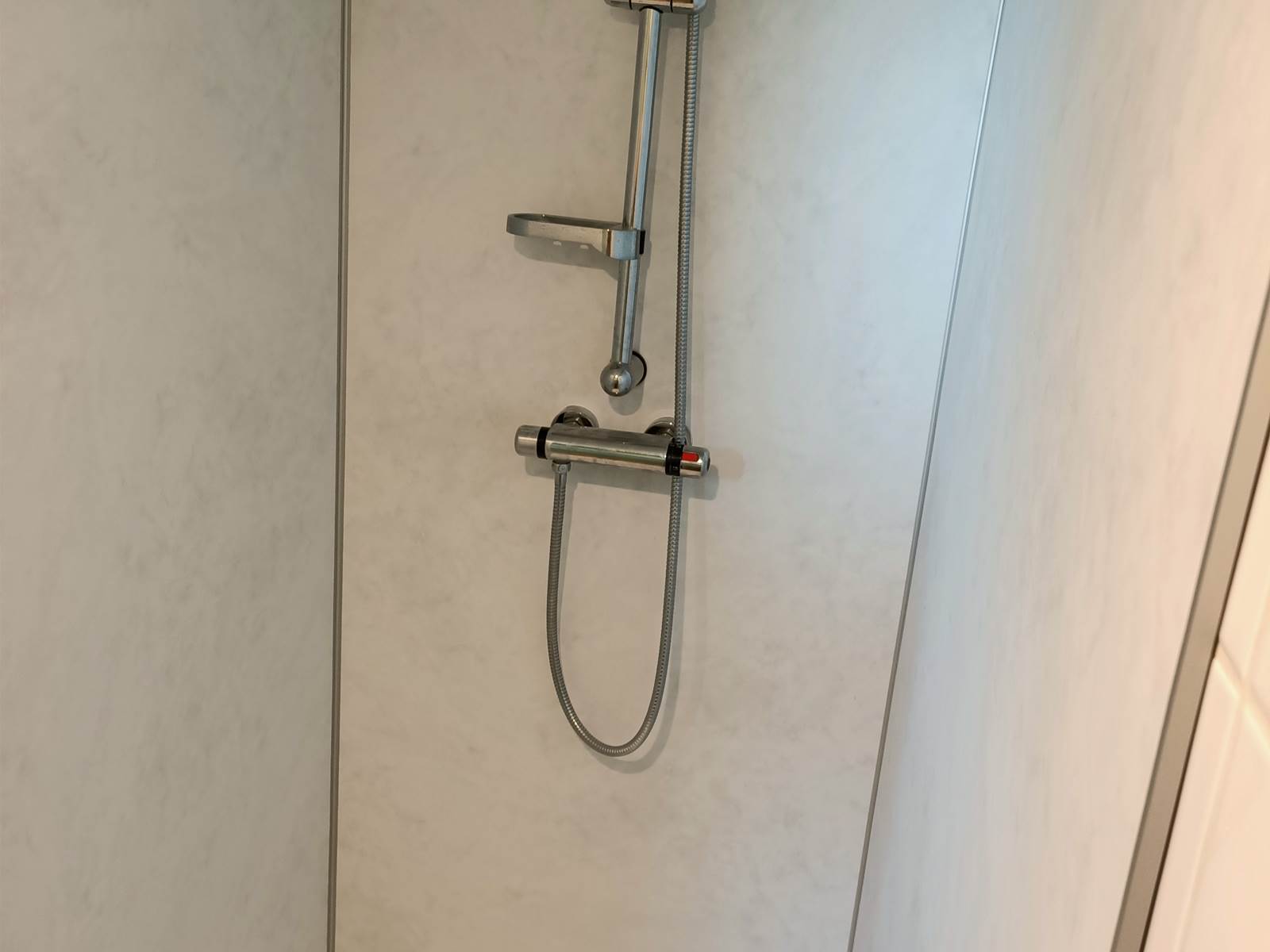 Salle d'eau n°2 et sa douche