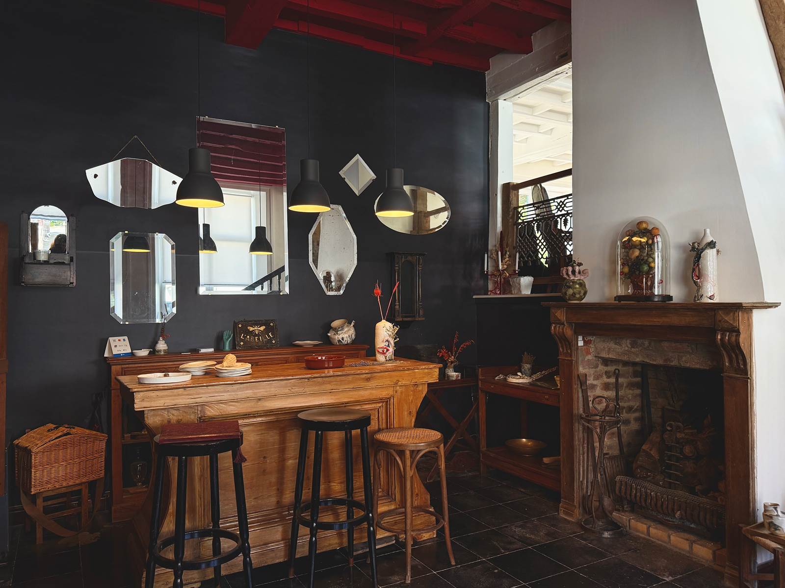 La décoration est chaleureuse, chaque objet raconte une histoire