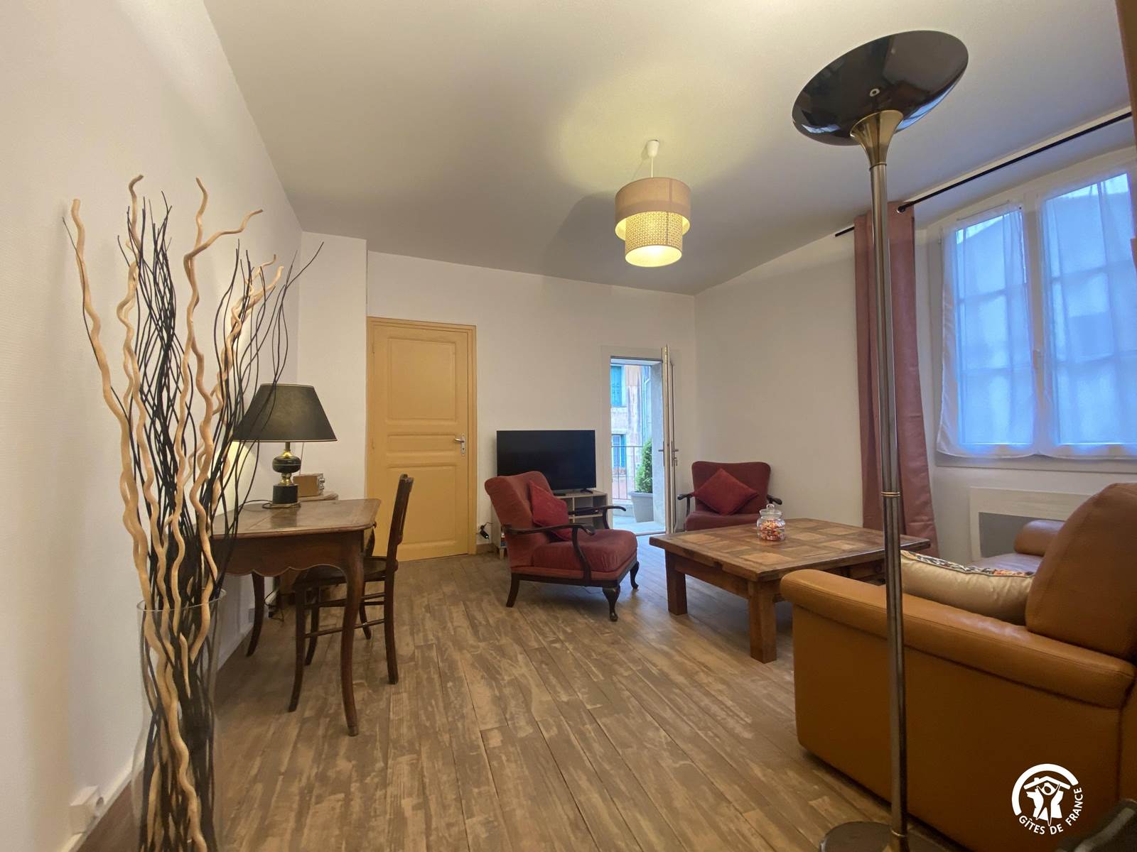 salon avec espace bureau et tv maison St Jacques