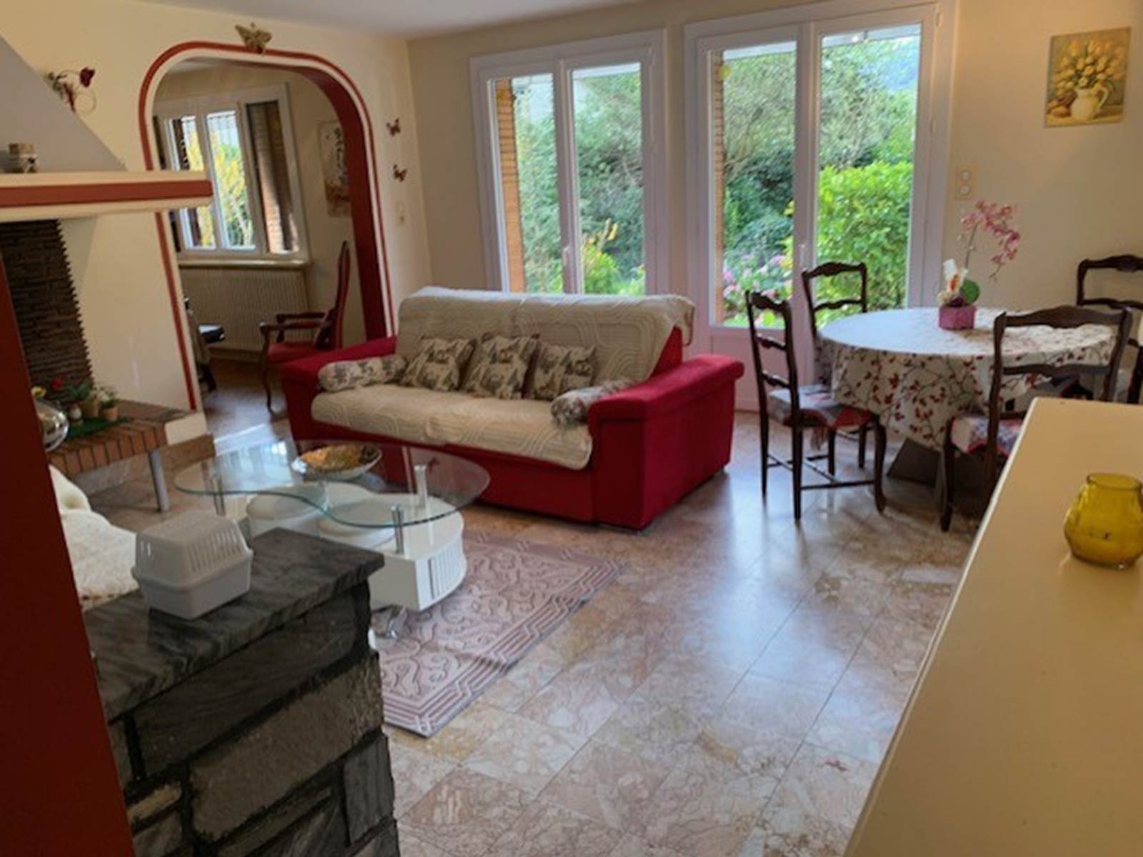 Salon avec TV  lumineux