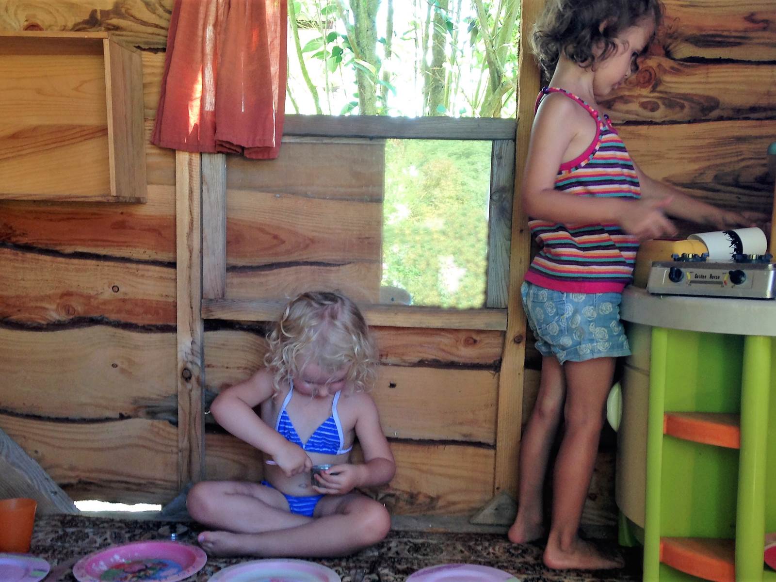 Les enfants dans la cabane-carousel