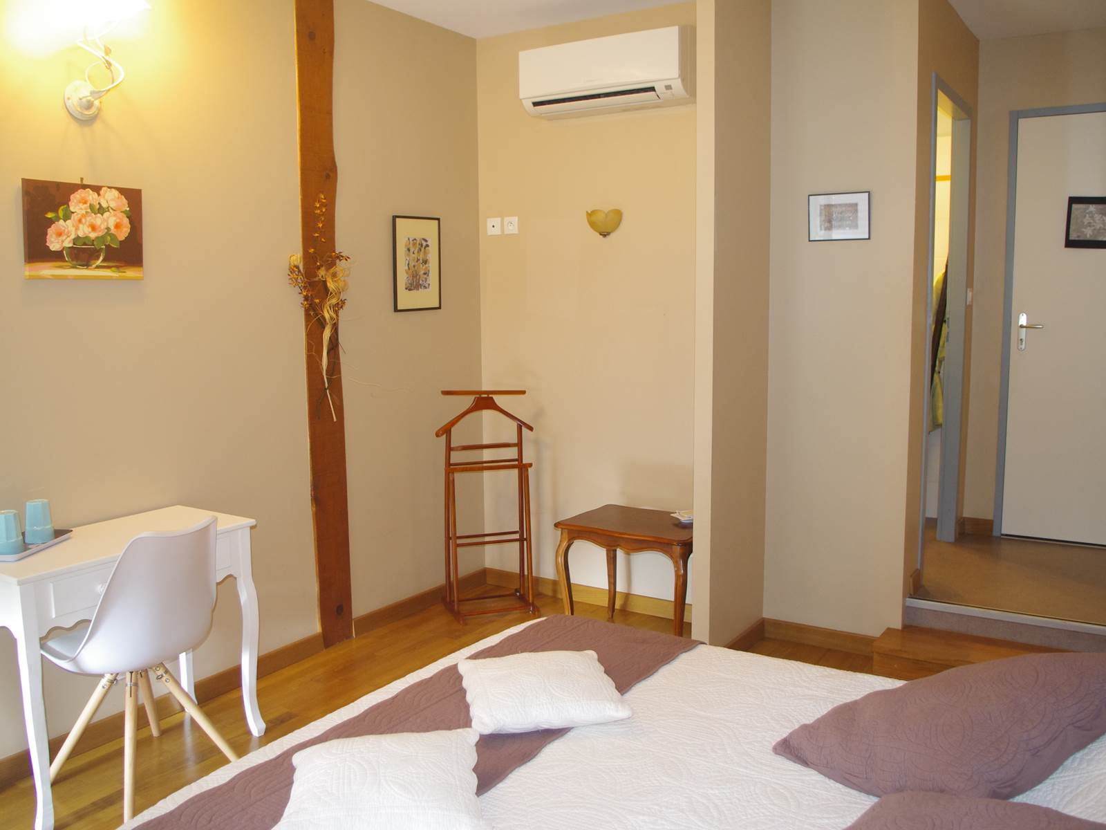Avec table / bureau