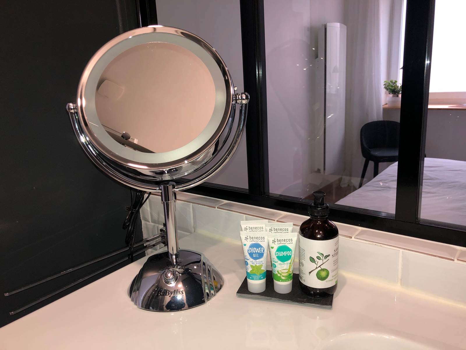 sèche-cheveux, serviettes de bain...