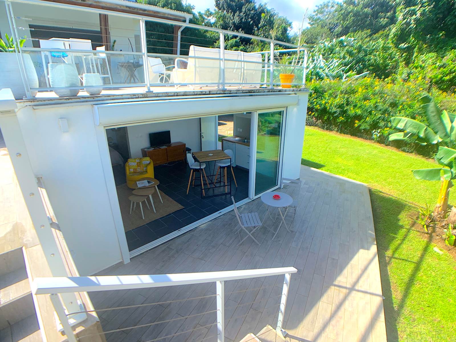 Vue de la terrasse depuis la piscine