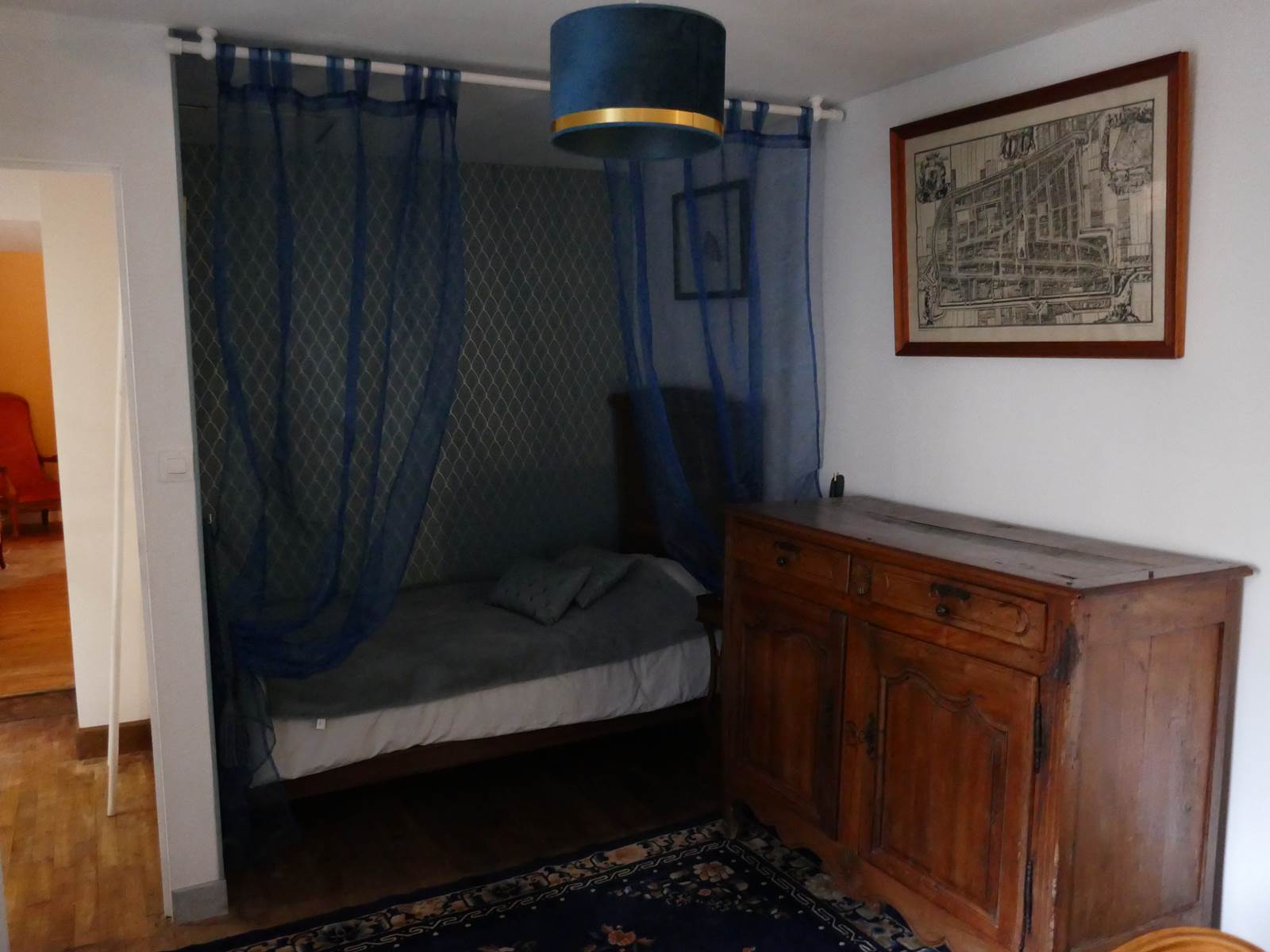 la chambre bleue lit simple dans alcôve