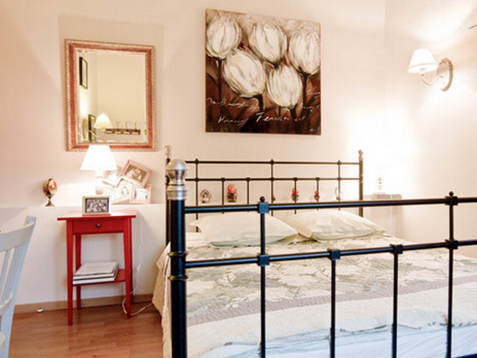 Chambre double confort, lit 160, bureau, Tv, wifi,  climatisation,  sdb et w.c privatifs en face la chambre. Salon détente en face la chambre avec plateau de courtoisie, bouilloire, micro-ondes.