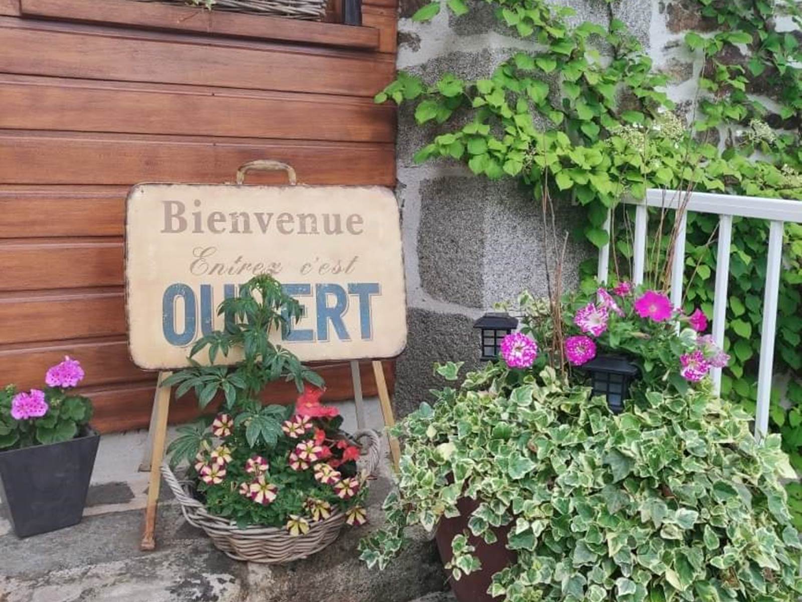 chambreshotes-fleurissement-entrée-été-hautecorrèze