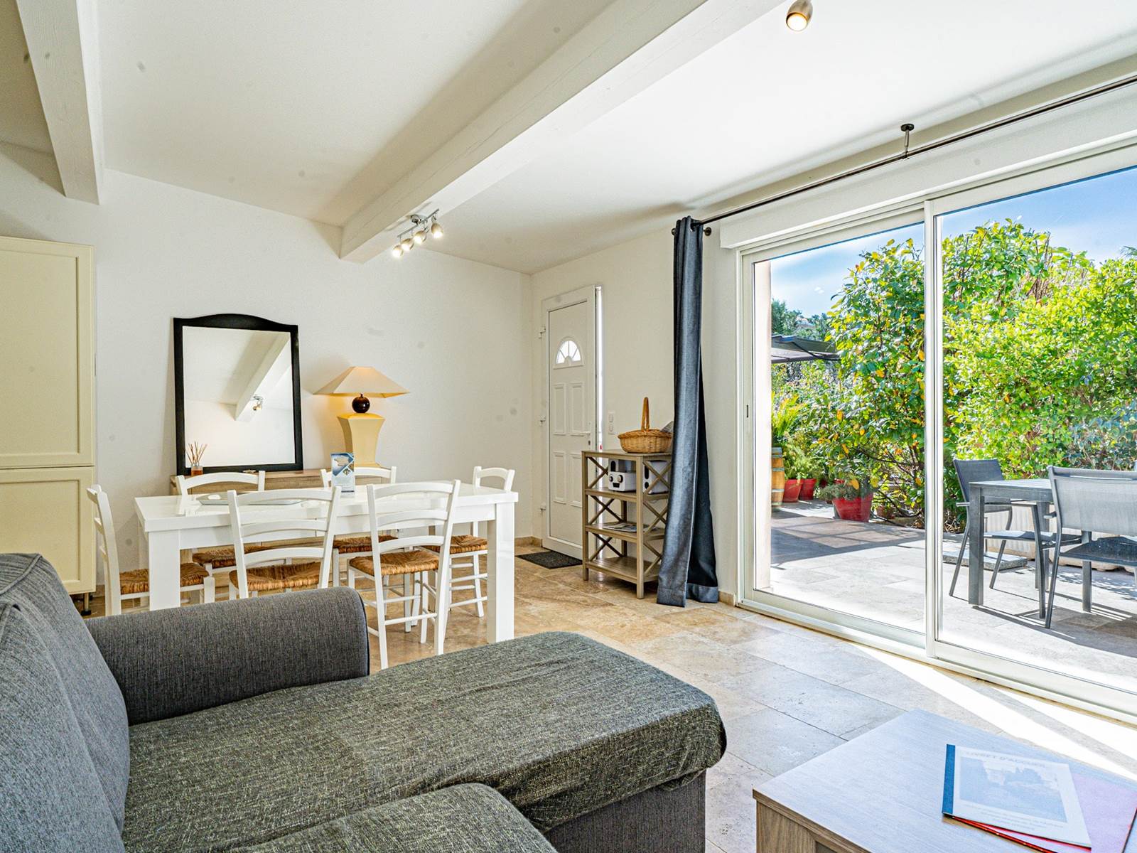 SALON 2 MAGNOLIA 2022 04-min