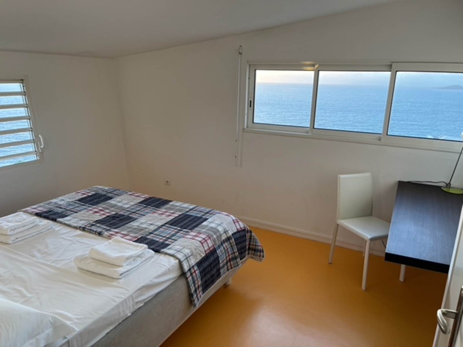 Seconde chambre à l'étage avec lit 160 x 200 et vue mer