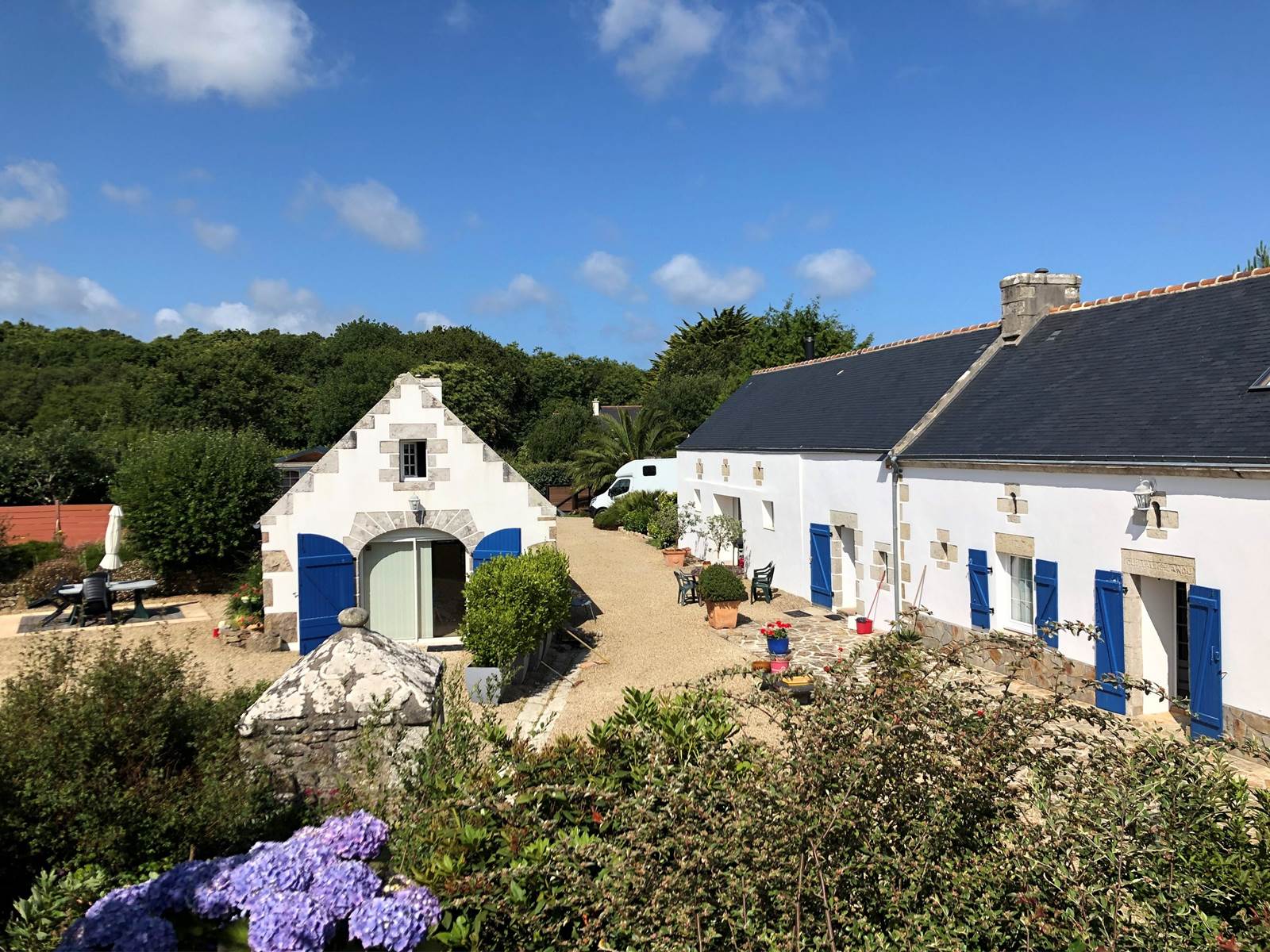 gîte de kergavan - grand jardin extérieur du gite
