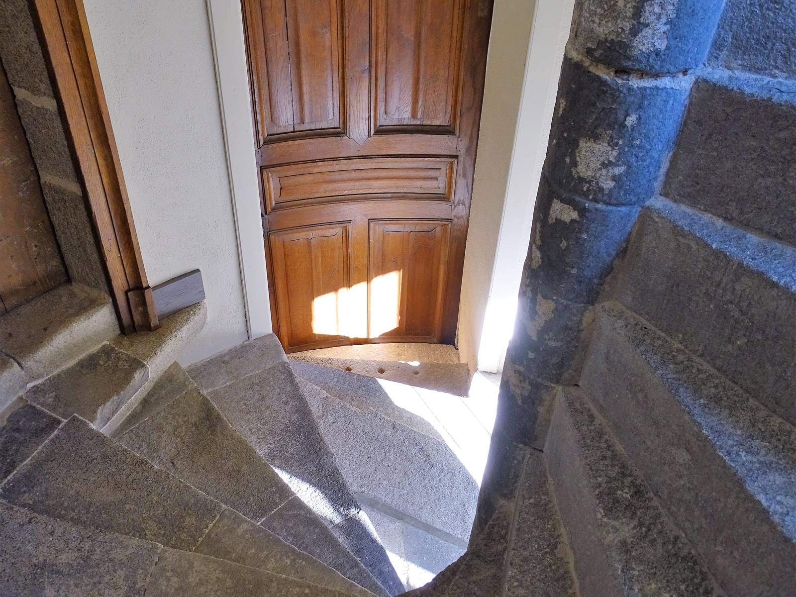 Château de Crocq, escalier à vis en granit.