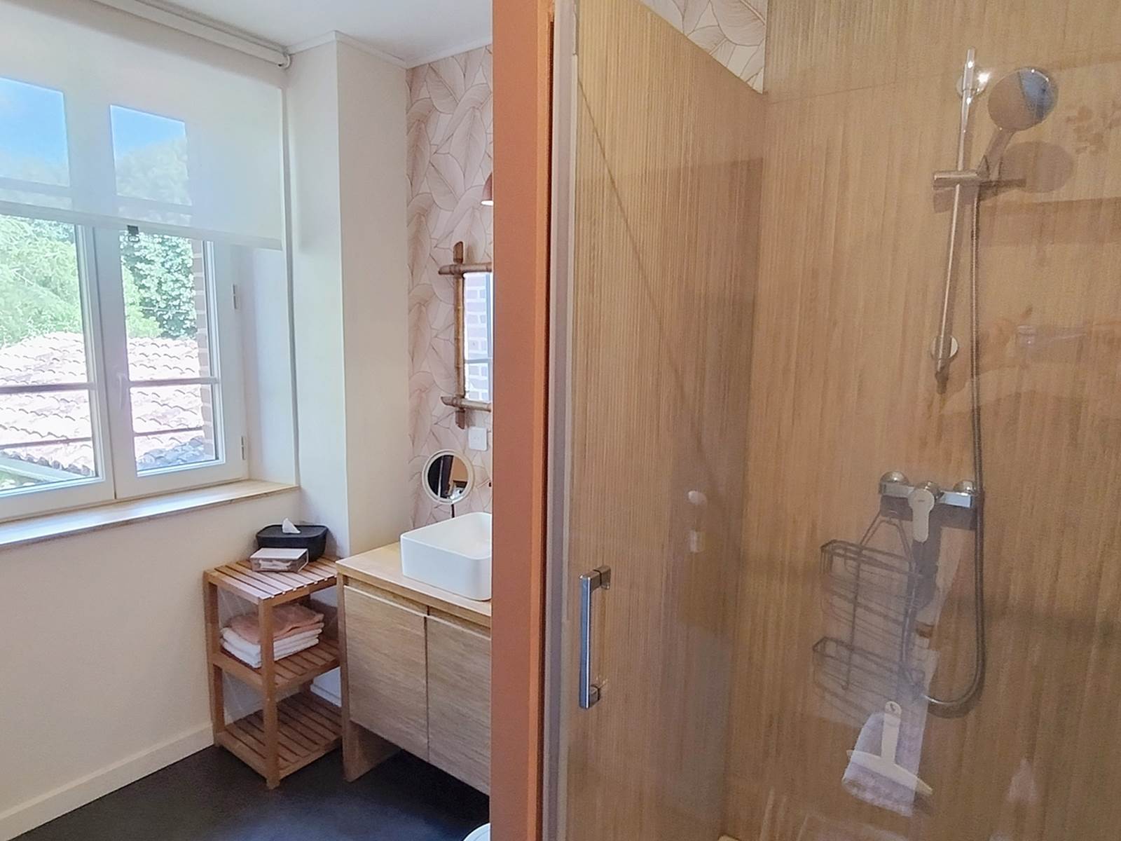 16-bis-gite-hotel-marssac-salle de bain-douche-lavabo