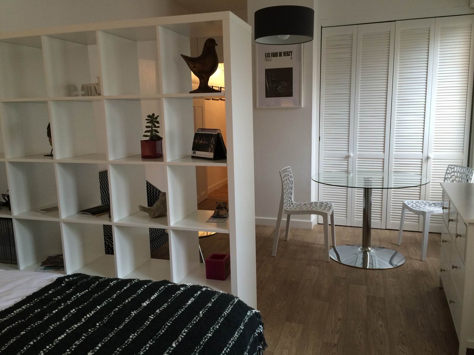 la kitchenette se cache derrière les portes,