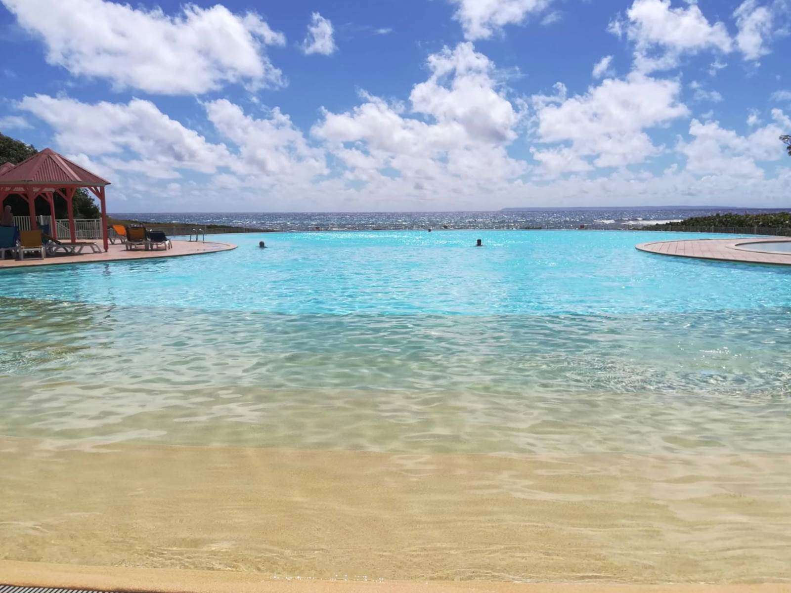 Piscine à débordement vue mer