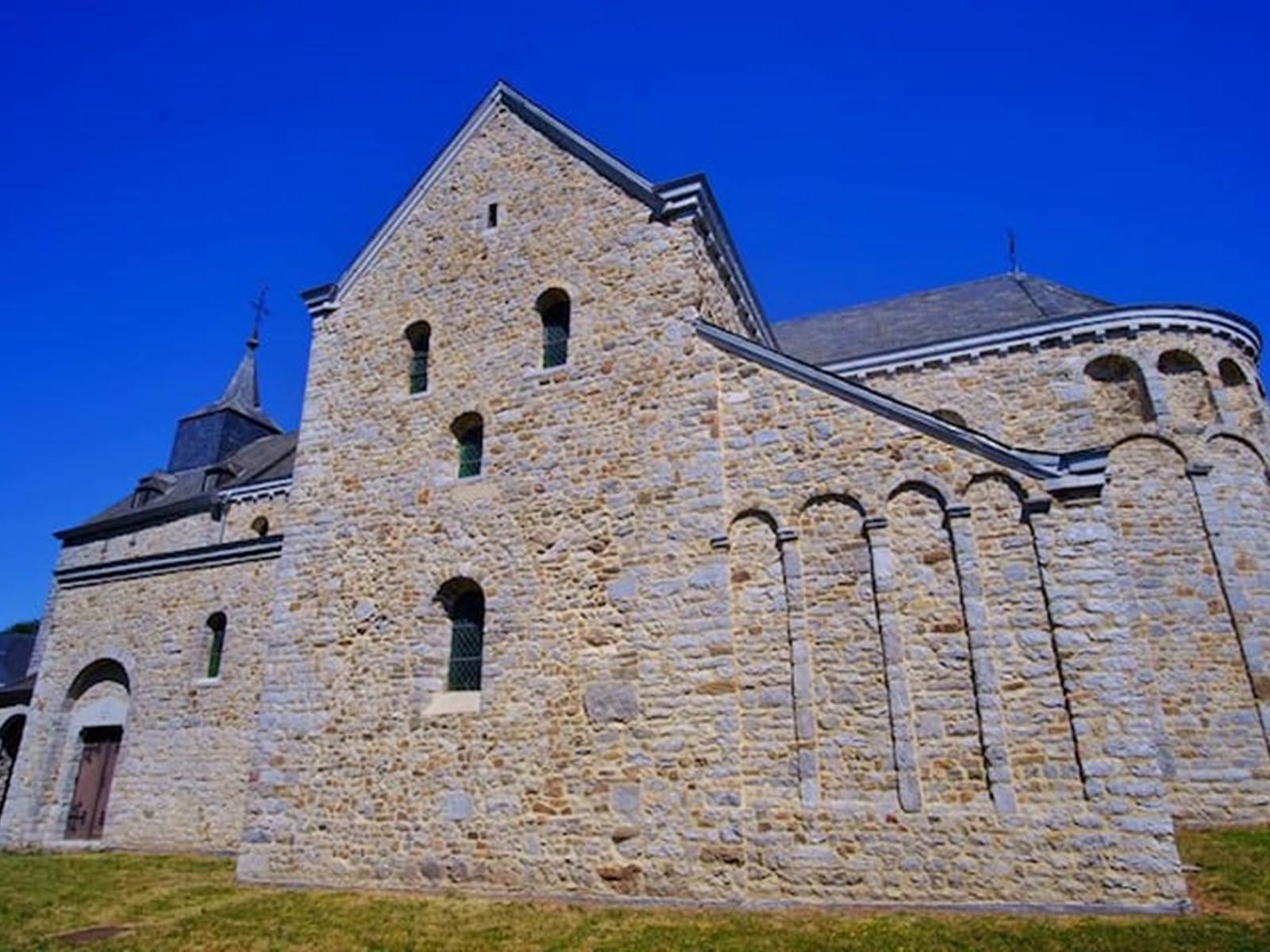 La jolie église de Xhignesse classée au Patrimoine Majeur de Wallonie jouxte le gîte