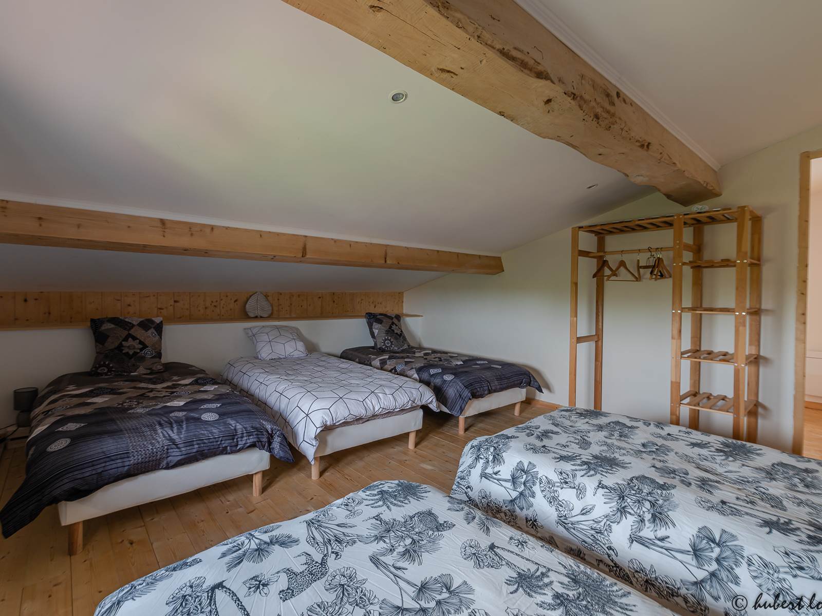 chambre avec 5 lits une personne