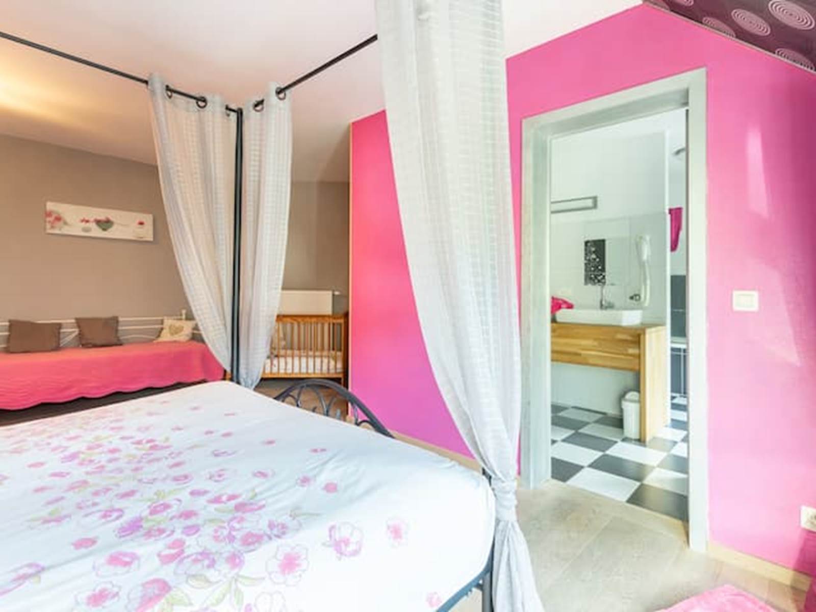 La chambre Fuschia est spacieuse