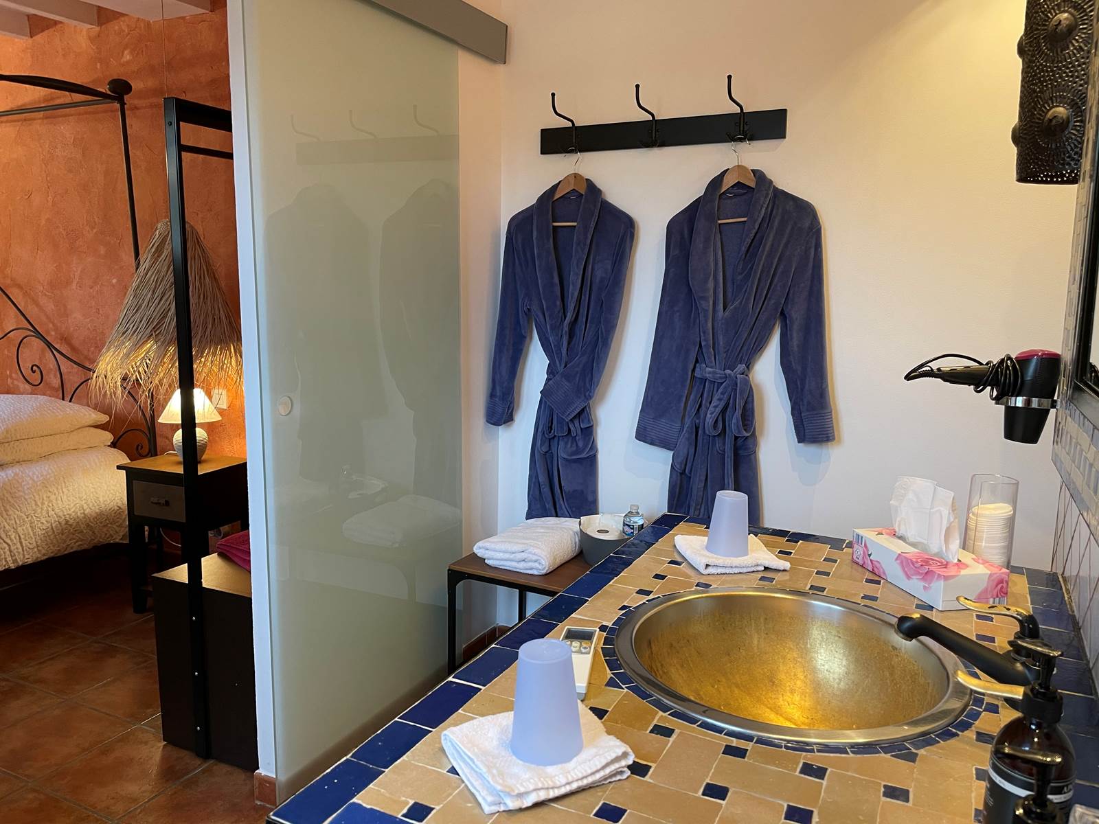 chambre titouan salle de bain