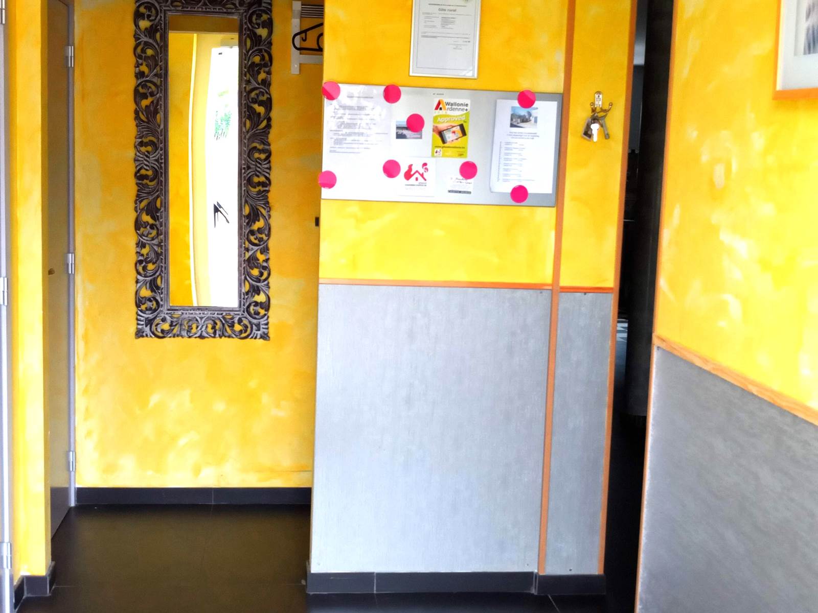 Le hall d'entrée permet le déplacement en chaise roulante et aucune porte entre le hall et le séjour.