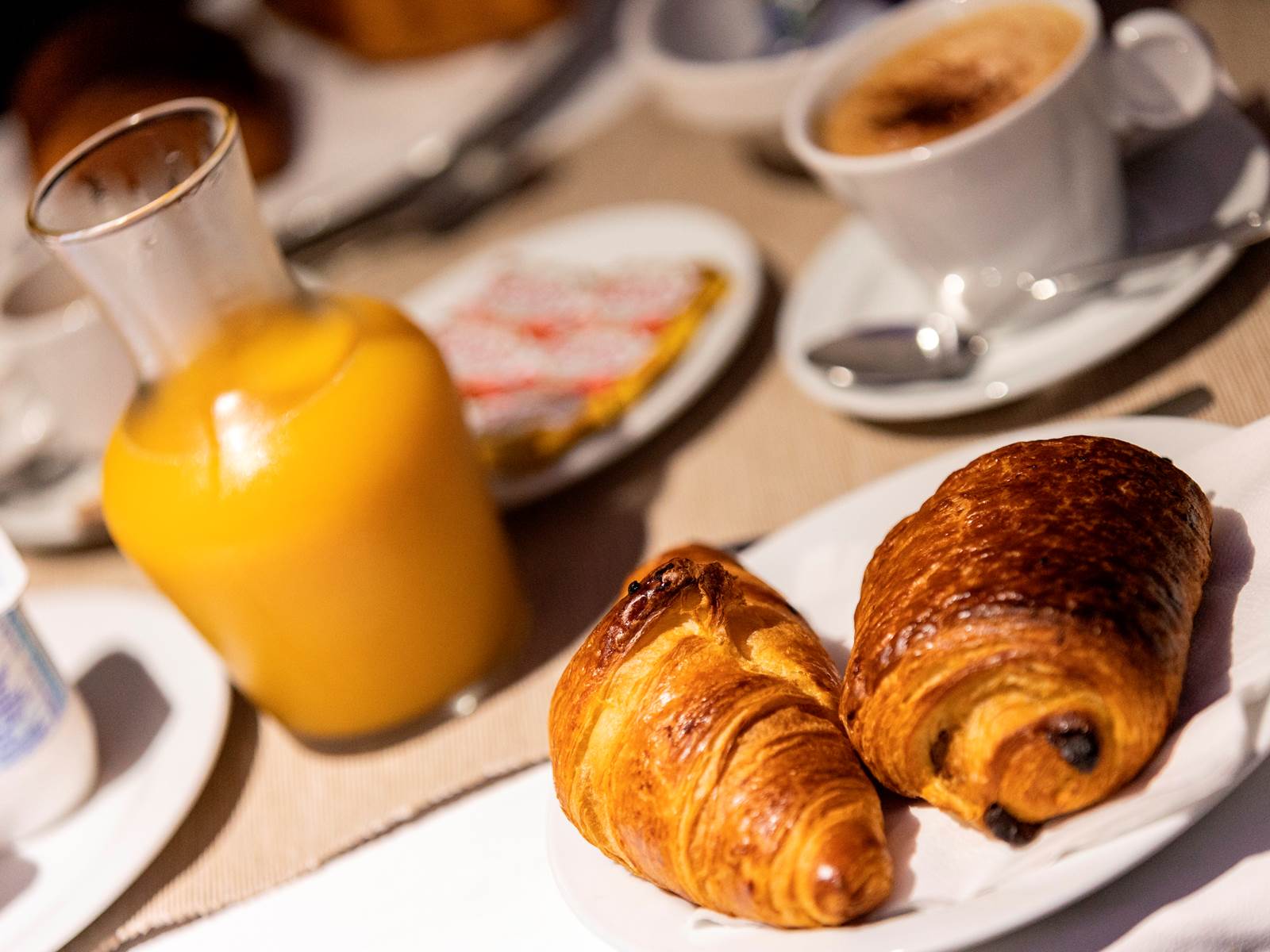 nôtre petit déjeuner continental est au prix de 10€ par personne.