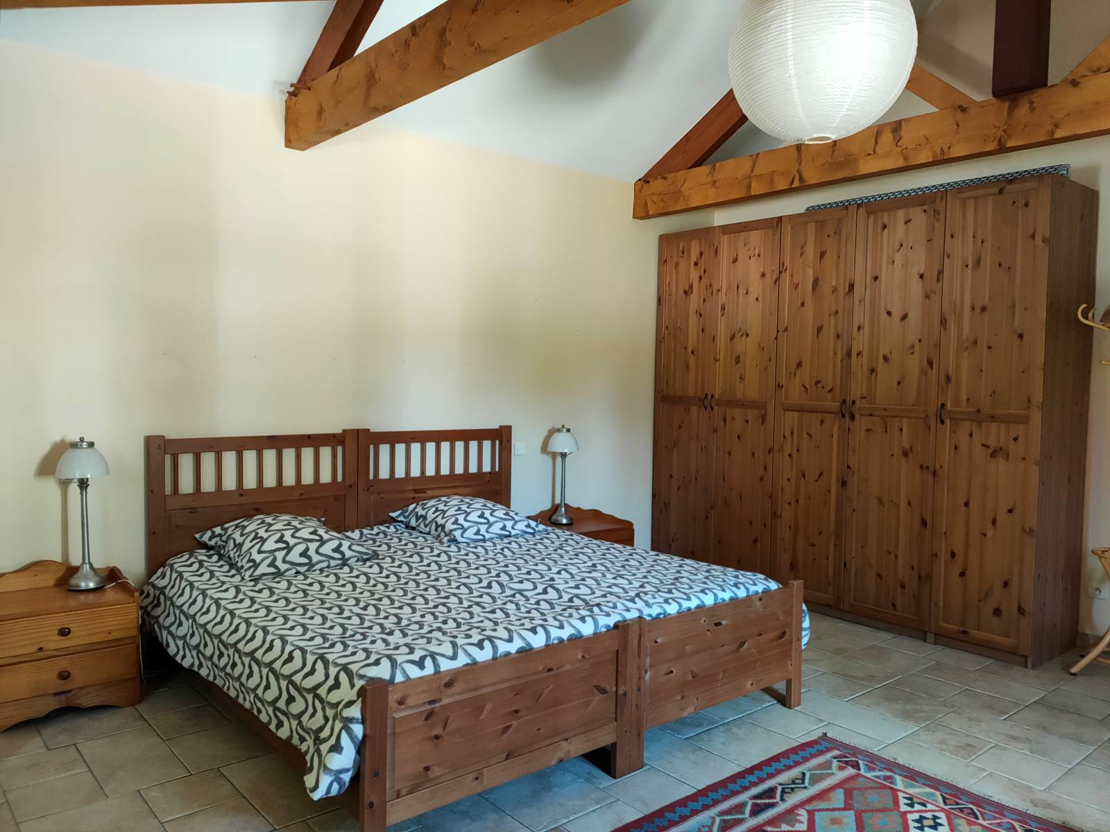 Chambre 1 et ses rangements