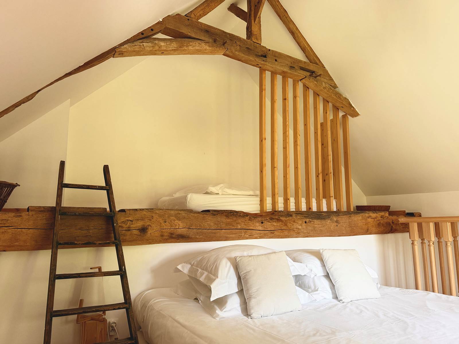 Toutes nos suites disposent d'un lit de haute qualité king size réalisé par un artisan litier local