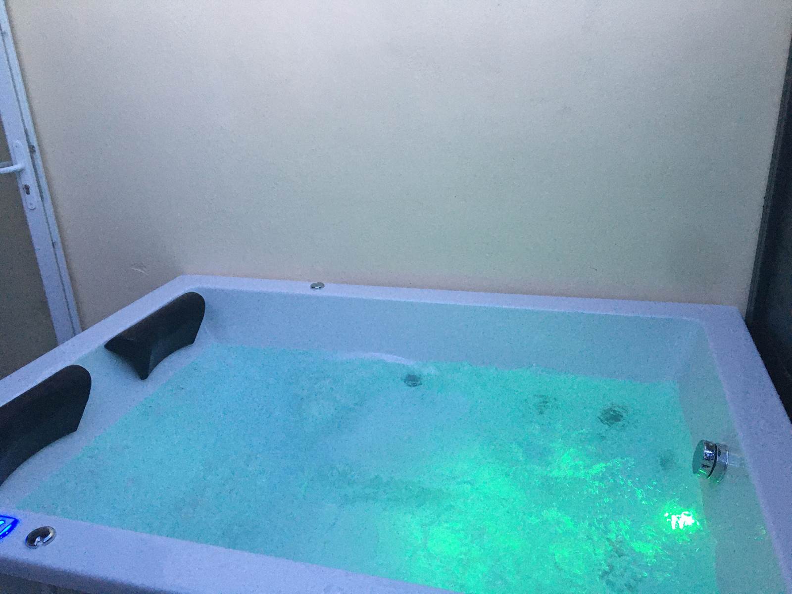 jacuzzy  privatif pour deux en exterieur  disponible d avril a octobre
