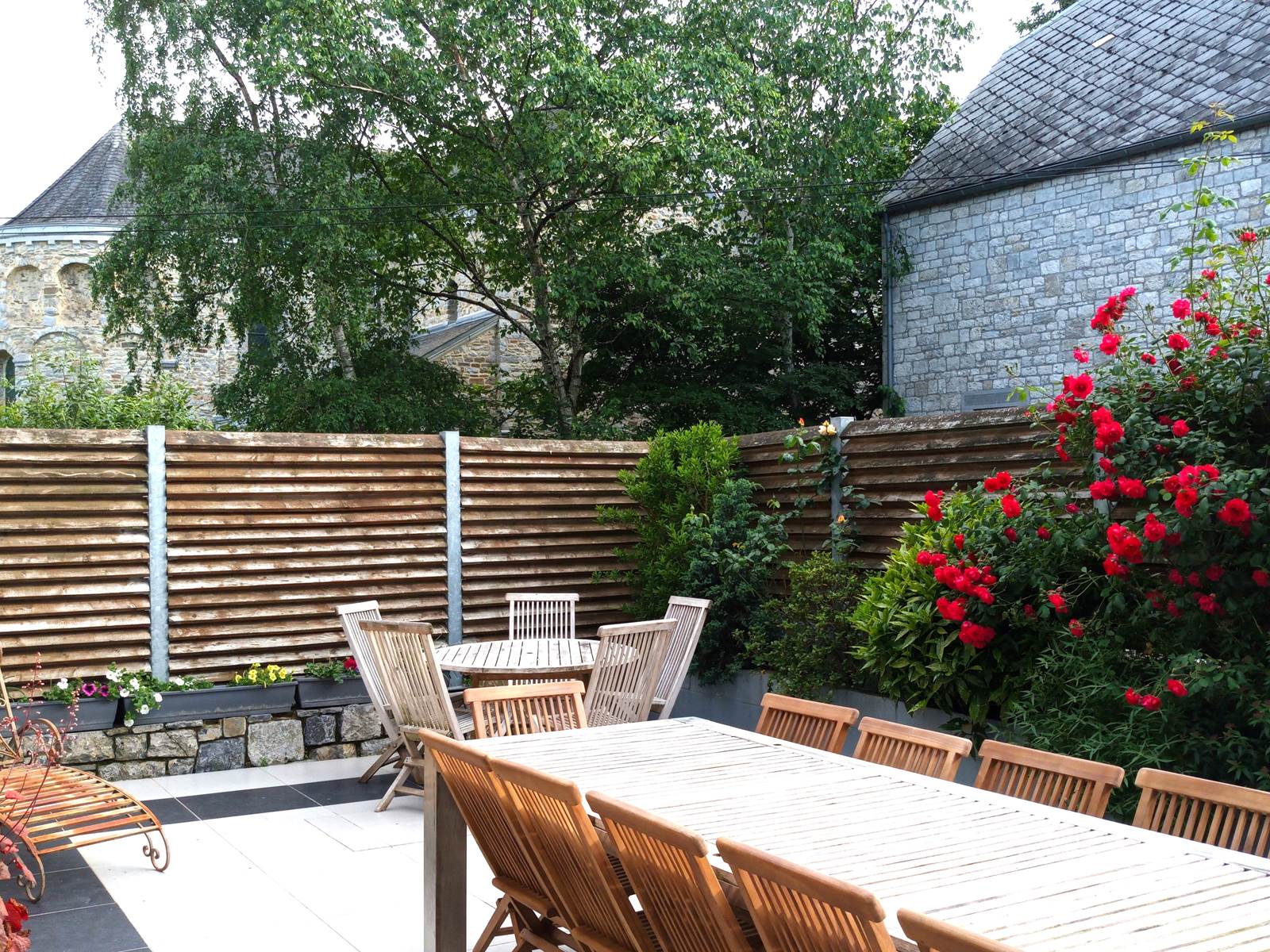 De la terrasse exposée au soleil de fin d'après midi, vous verrez l'église classée de Xhignesse