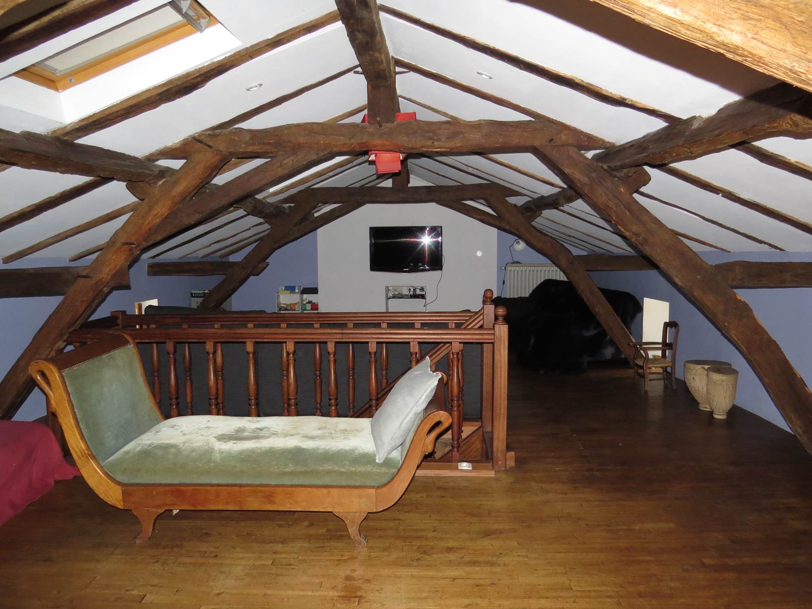 Dortoir avec 2 lits simples et 2 canapés TV bis