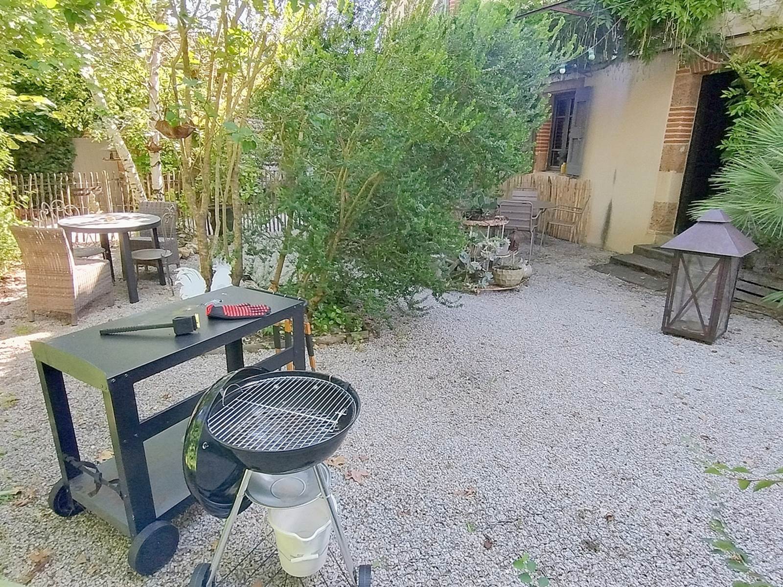 16 bis-gite-hotel-marssac-jardin-privatif-barbecue-weber-