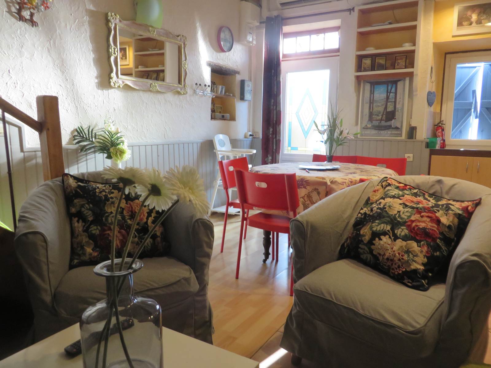 Coin salon, tv, lecteur dvd, canapé, fauteuils, climatisation.