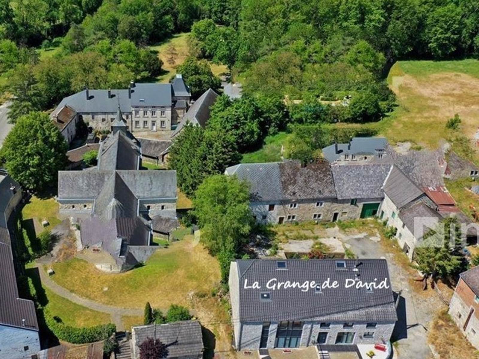 Le gîte jouxte l'église classée