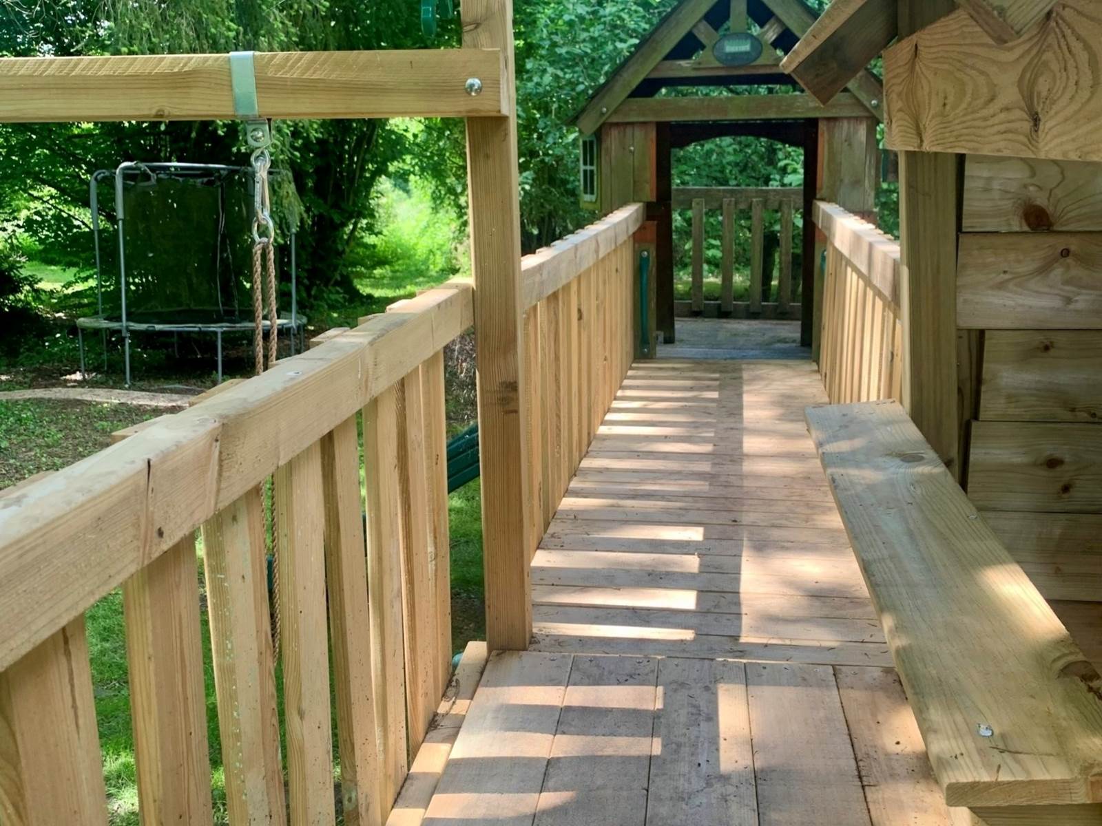 Grande aire de jeux pour les enfants dans parc aboré - Gîte de grande capacité