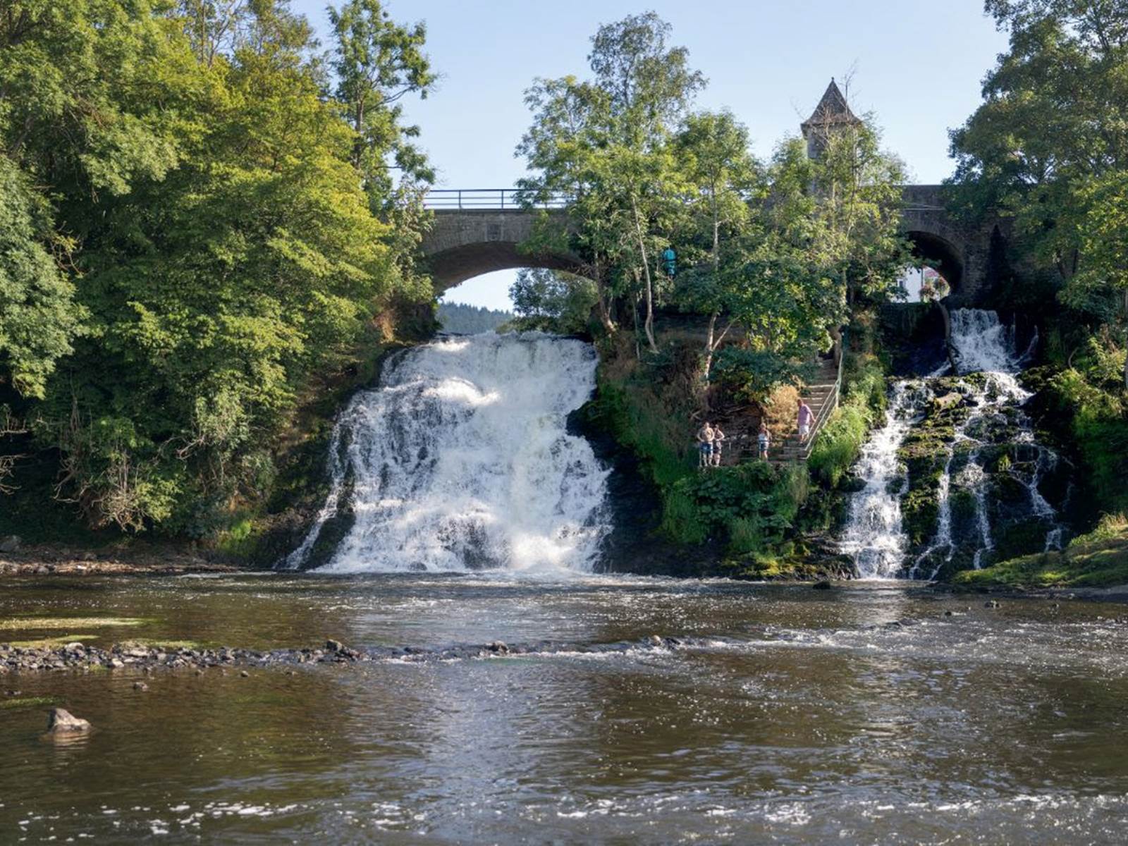 Cascades et lacs naturels