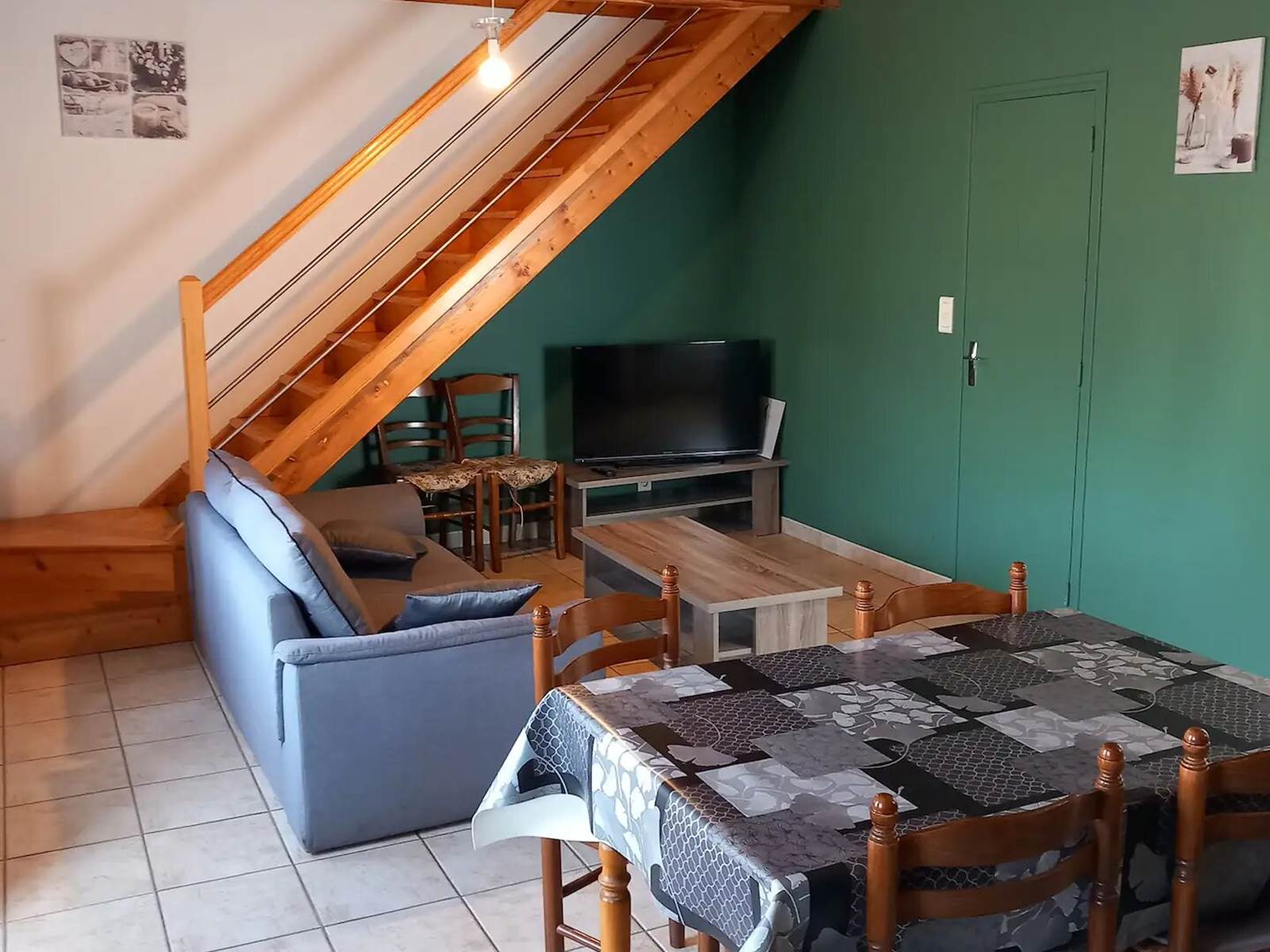 VUE DEPUIS LA CUISINE VERS LE SALON