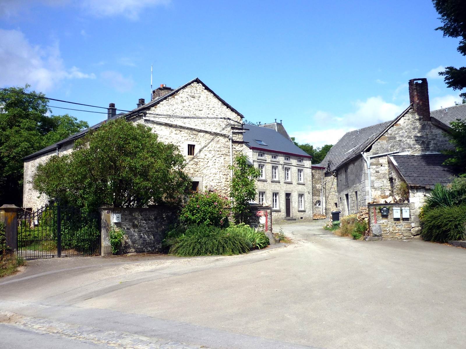 Xhignesse compte +/- 40 habitants mais vous y verrez à gauche de l'Eglise, cette cour de ferme habitée.