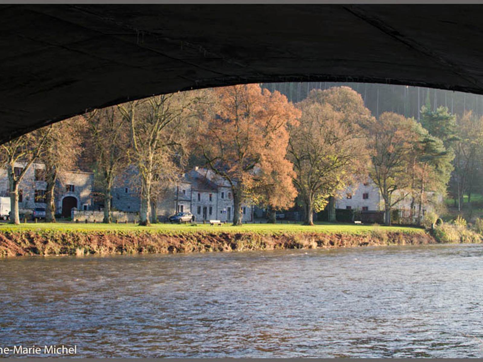 Vue du dessous le pont de Hamoir. Que c'est beau l'automne i