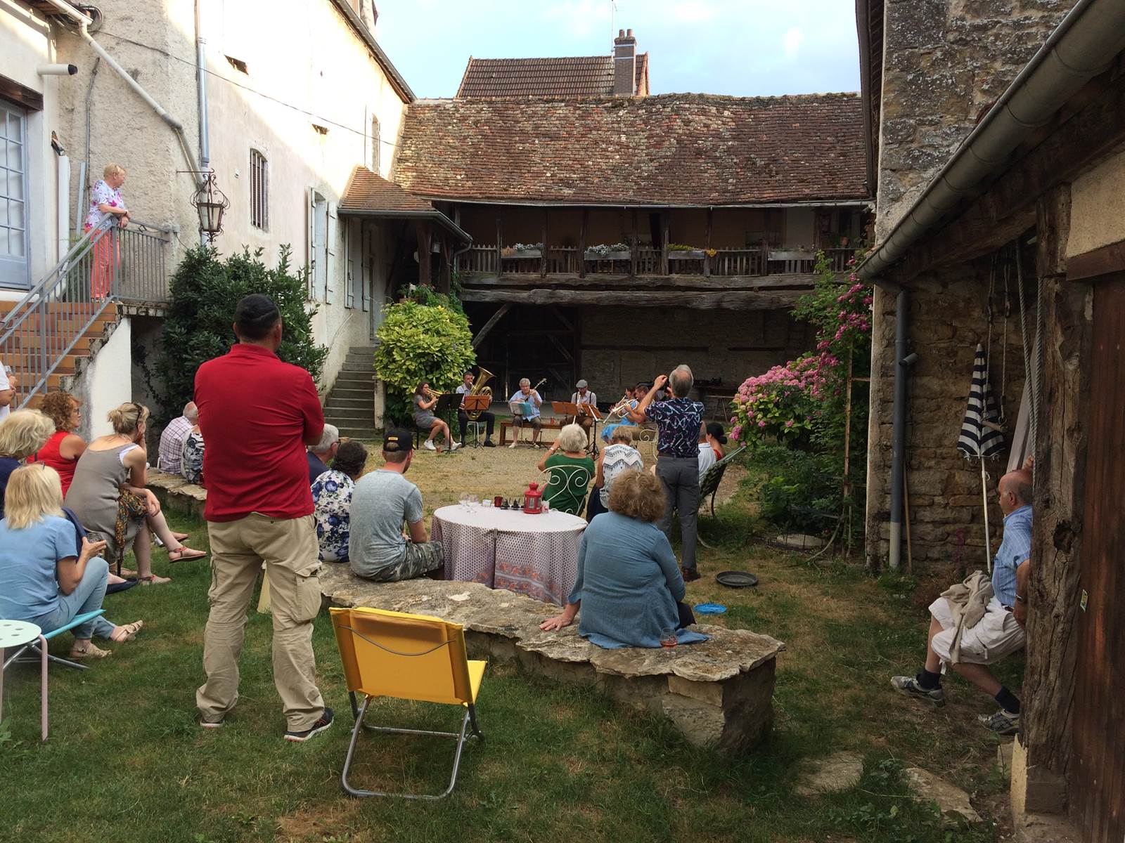 Petit concert de Jazz intimiste dans la cour-carousel