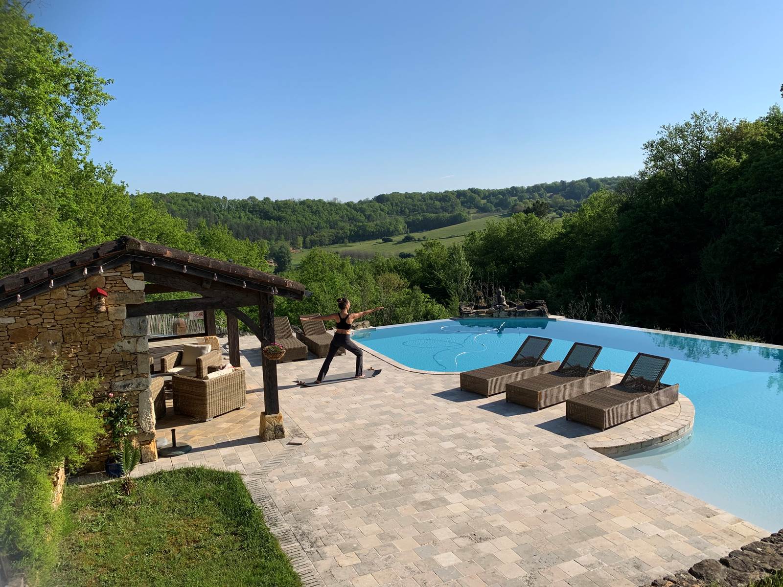 Yoga au bord de la piscine