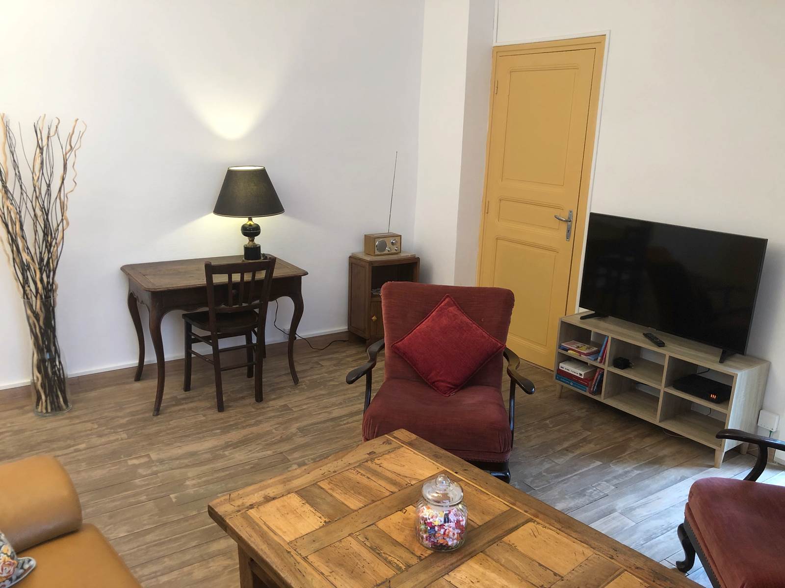 salon avec espace bureau chaine Hi-Fi et TV maison St Jacques