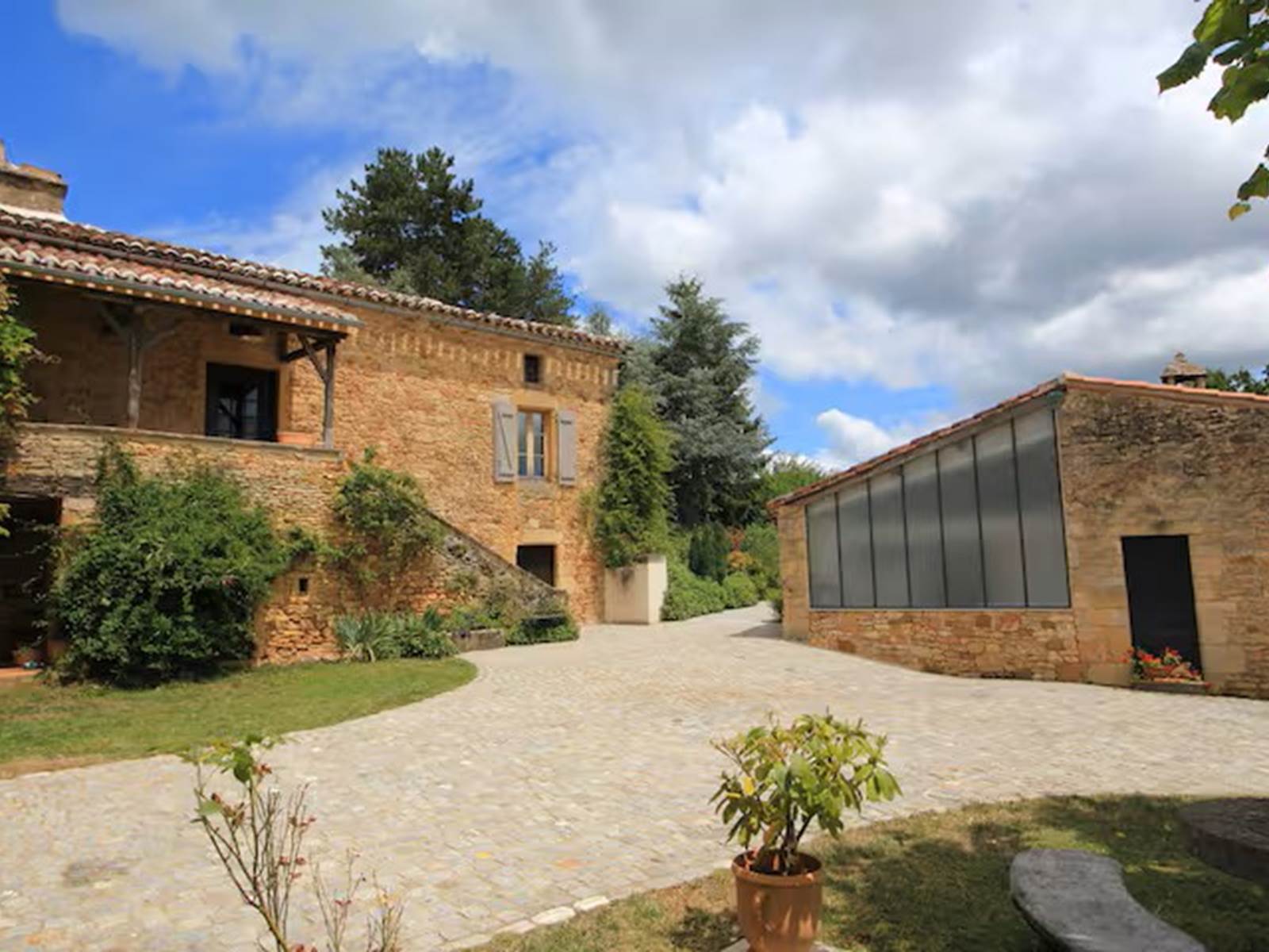 Cour intérieure pavée ensoleillée