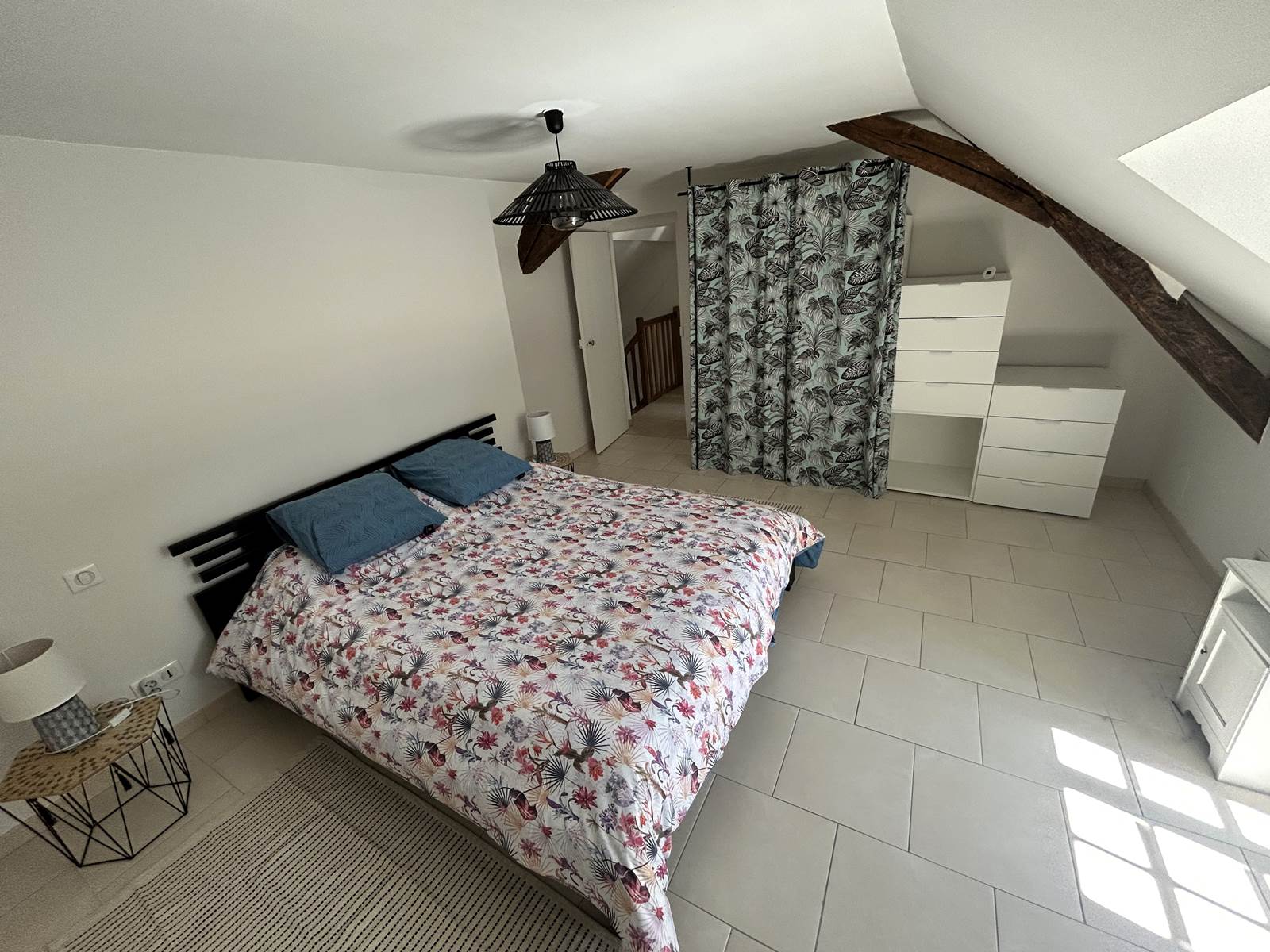 Chambre 1 avec lit double, armoire et tiroirs