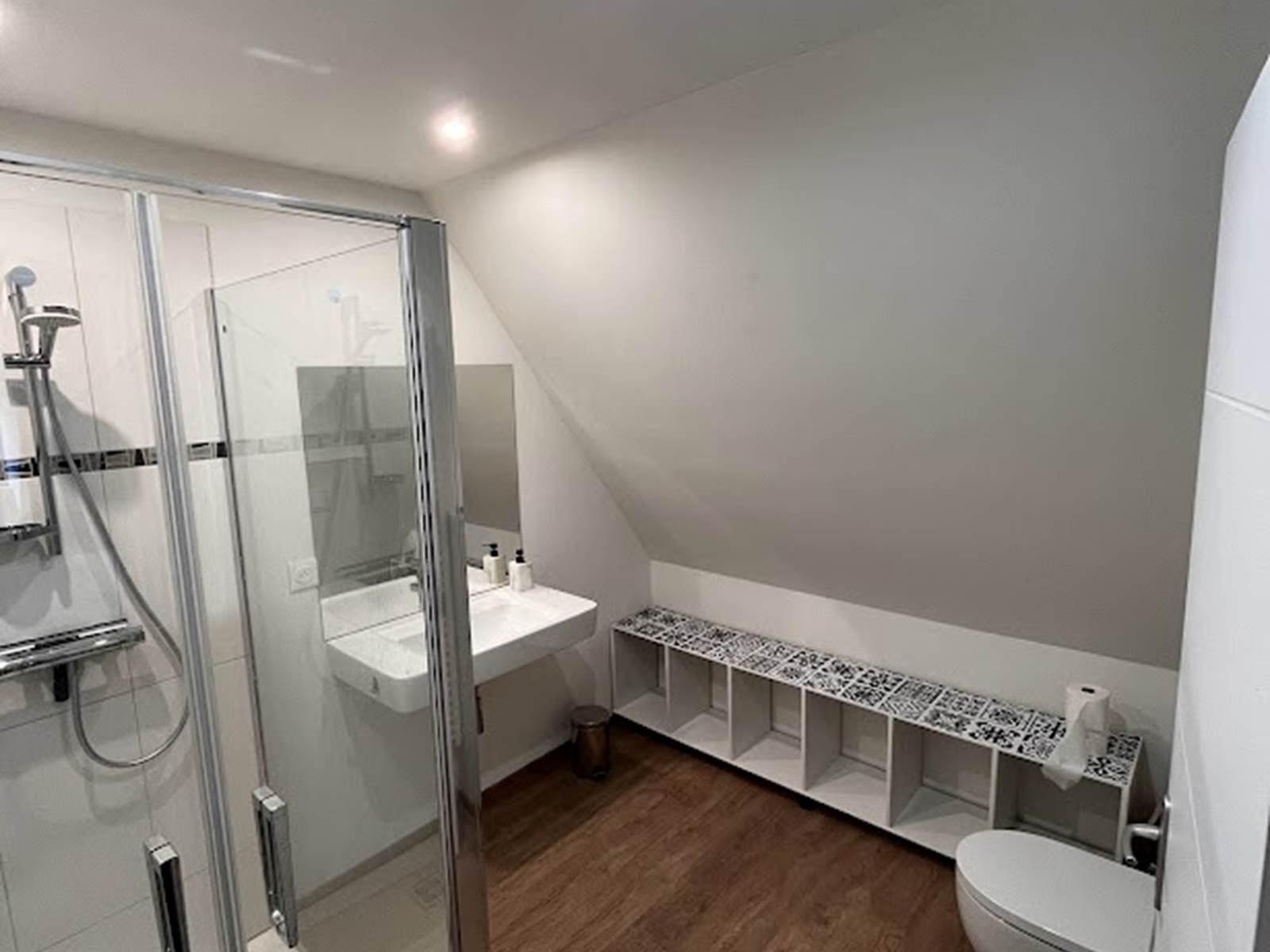 Salle d'eau + Toilettes étage