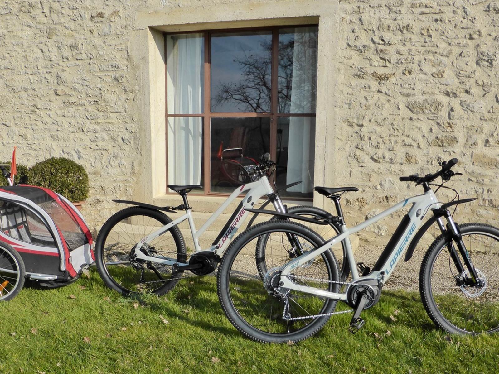 Vélos électriques les gites de fred en Dordogne à disposition des clients-carousel