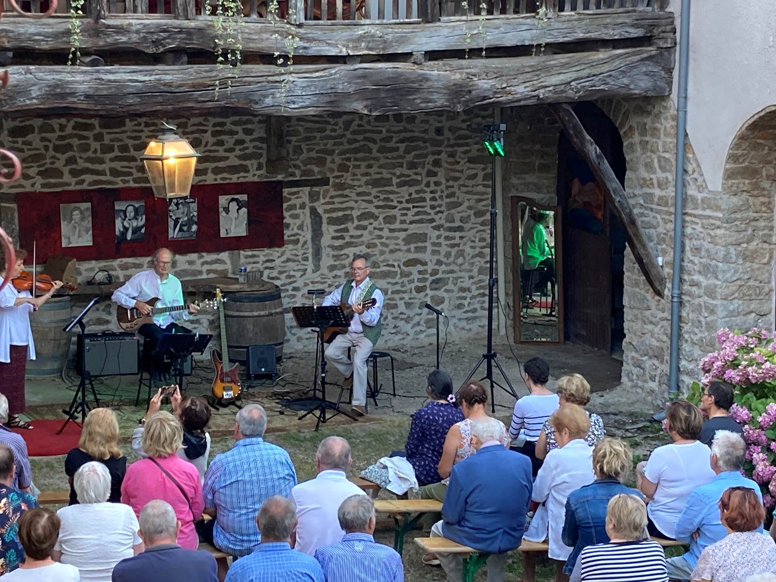 Concert dans la cour chez d'Jill-carousel