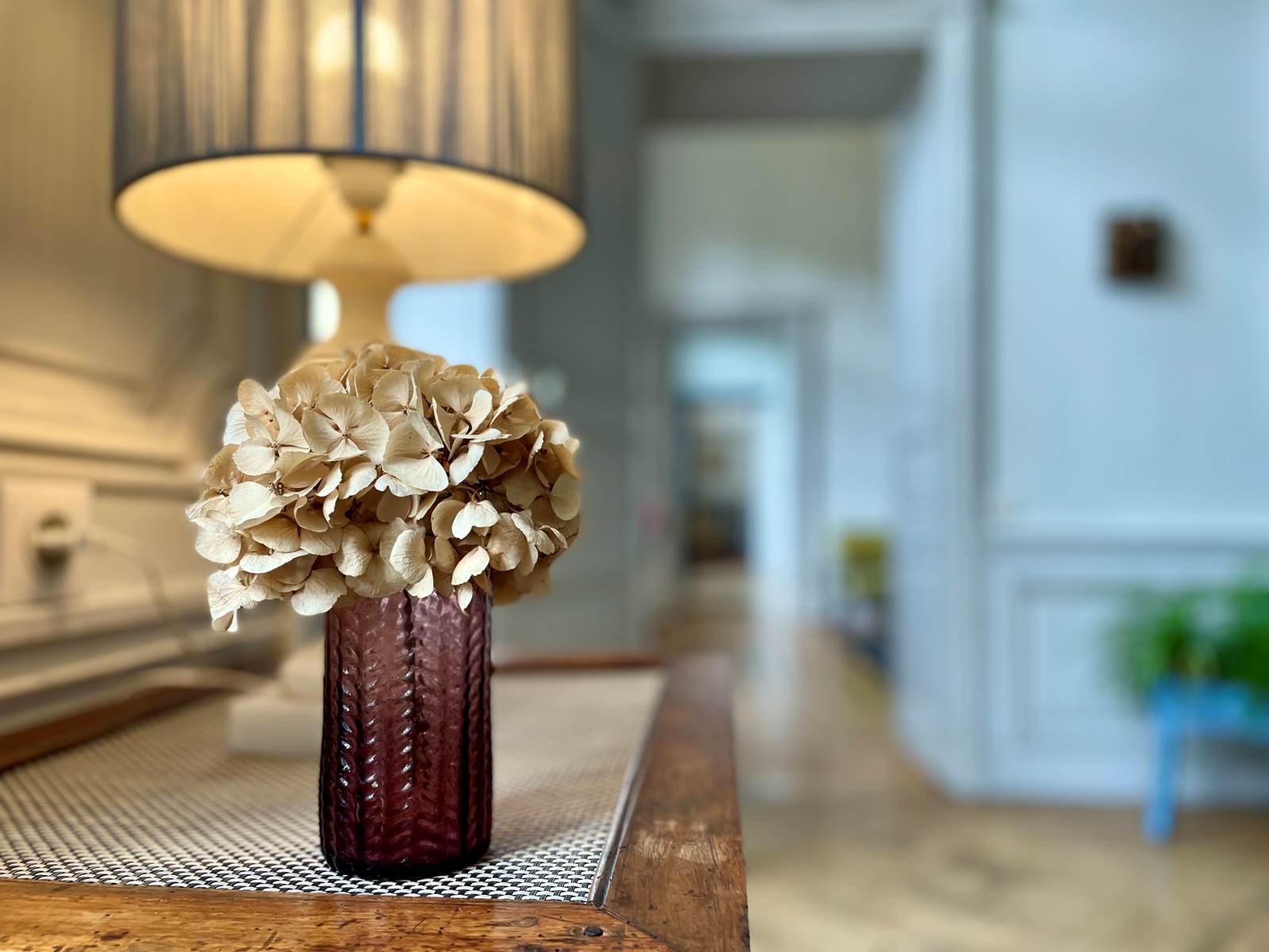 bouquet-detail-lamp-table-couloir_traversant_maison-jazey