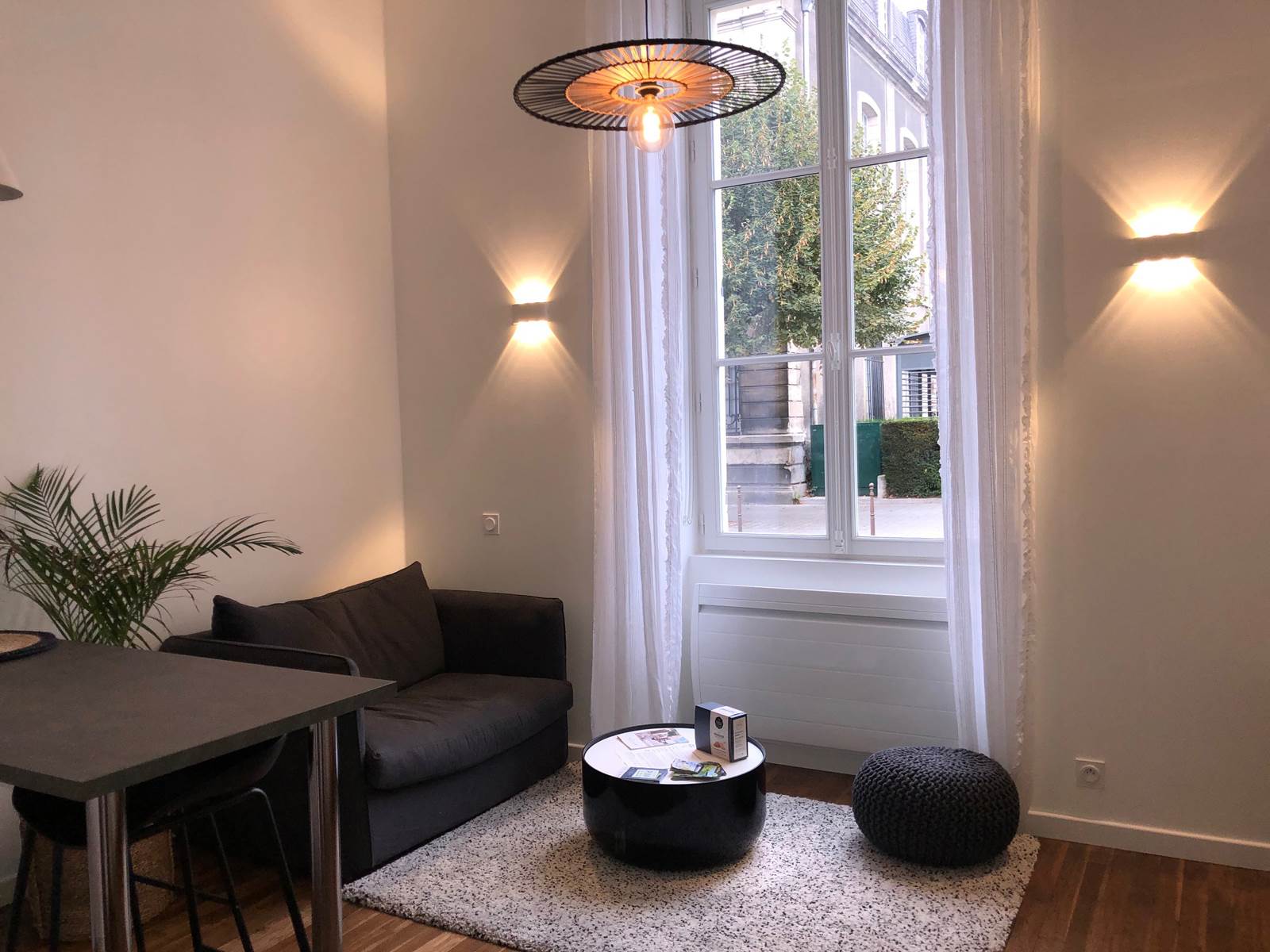 le salon très lumineux