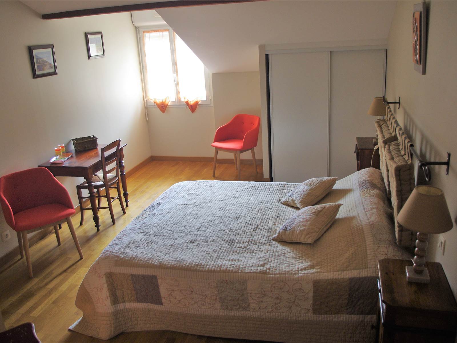 Avec table / bureau